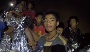 Dramático rescate de los primeros cuatro niños miembros atrapado en una cueva en Tailandia
