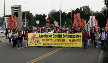 Maestros protestan frente al Ministerio de Educación