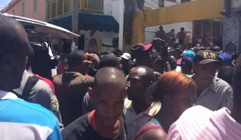 Haitianos atacan a la policía