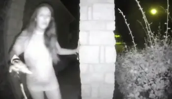 Identifican misteriosa mujer que quedó grabada en un video, tocando el timbre de una casa 