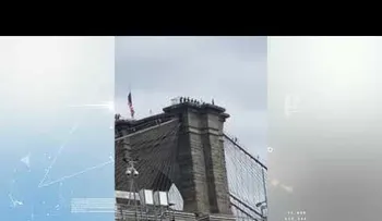 Rescatan a un hombre que amenazaba con tirarse desde el puente de Brooklyn