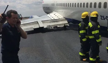 Un avión derrapa en la pista de aterrizaje al colapsar su tren de aterrizaje