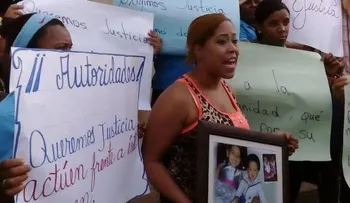 Protestan en La Vega contra hombre quemó su dos hijos y mujer