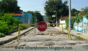 Inician reparación de hoyo en calle de Barahona