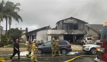 Mueren dos de los heridos al caer avioneta en vivienda en California