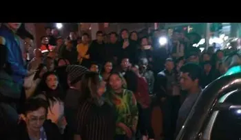 Mujer "pilla" a su pareja con otra en una camioneta y arma un escándalo
