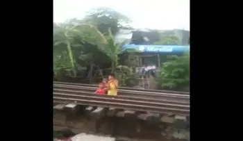 Estos niños juegan en las vías férreas, hasta que.....