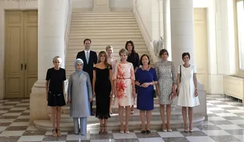 El marido del premier de Luxemburgo hizo historia en la foto de las primeras damas de la OTAN