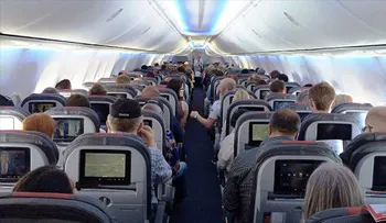 American Airlines disminuirá más el espacio entre las sillas de clase económica
