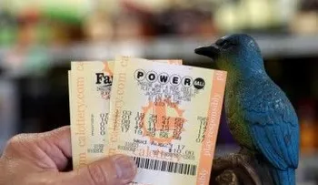 Ganador de 451 millones de dólares en lotería dice que lo usará para "ayudar a mi familia y hacer algo bueno para la humanidadâ? 