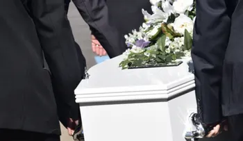 Un hombre declarado muerto por los médicos se despierta poco antes de ser enterrado 
