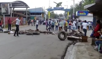 Comunidad de Santiago se tira las calles. Demandan arreglo de calles.