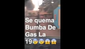 Conductor de vehículo capta video fuego en planta explotó en Alma Rosa II
