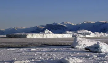 ¿Cuál es la relación entre los movimientos de las montañas y los cambios climáticos?