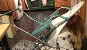 Queda atrapada en la silla de comer de sus hijos