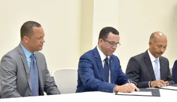 Ministro Andrés Navarro firma acuerdo para que 38 colegios pasen al sector público 