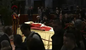 Unos 65.000 fieles visitan la capilla ardiente de Benedicto XVI el primer día