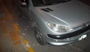Hombre mete su hijo al baúl para evitar que se lleven el carro