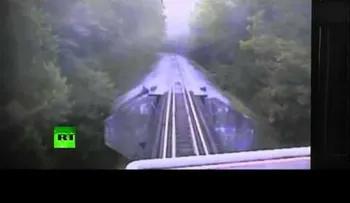 Video: Dramático momento en que un tren pasa por encima de dos mujeres que milagrosamente se salvan