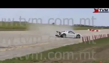 Impactantes: Un multimillonario atropella a 26 personas con su Porsche (VIDEO)