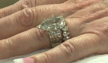 Mujer pierde anillo de bodas de 400.000 dólares... y lo encuentra entre 7 toneladas de basura