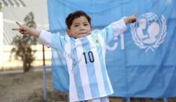 Niño afgano famoso con camiseta de Messi pide asilo en Pakistán por amenazas