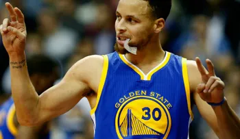  Curry multado con 50.000 dólares por lanzar protector bucal contra árbitro 