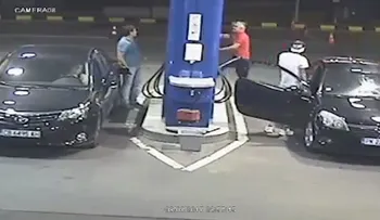 Un joven no quiso apagar su cigarrillo y recibió una lección que no olvidará en su vida