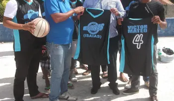 Víctor Mateo entrega uniformes al club Francisco Cuevas del barrio Palmarito