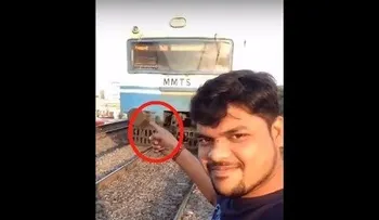 Quiere hacerse un 'videoselfi' y graba cuando es atropellado por un tren
