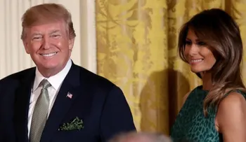 Donald Trump de nuevo es foco de atención mundial por sus hiervas en la chaqueta
