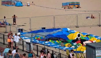 Legislador británico pide prohibir los castillos inflables luego de la muerte de una niña