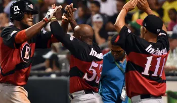 Leones dejan tendidas en el terreno a las Aguilas; Licey vence a los Gigantes 3-1