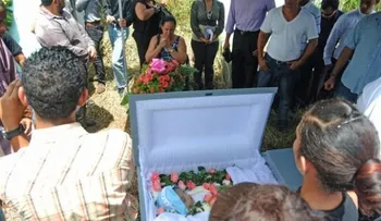 Sepultan a joven muerta tras â??lanzarseâ? de autobús