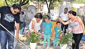 Limpían tumbas de sus padres