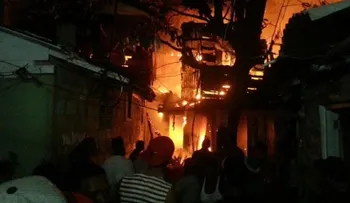 Un muerto y 60 viviendas afectadas por incendio en Santiago