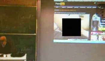 Profesor muestra porno en clase â??por accidenteâ?