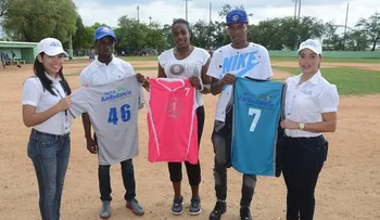 Donan uniformes a jugadores  de Haina y SDE