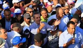 Abinader reitera llamado de debate a Danilo; seguidores lo reciben a Abinaen el AILA 
