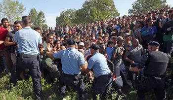 Croacia cierra pasos fronterizos con Serbia y dice que está al límite de sus capacidades