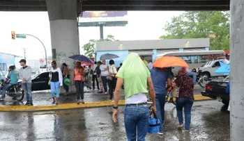 Dos vaguadas producirán incremento de lluvias este lunes