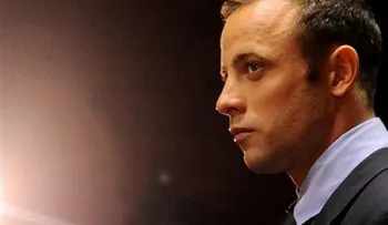 Pistorius dice que sigue llorando a su novia, a quien mató