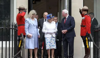 Gobernador de Canadá rompe el protocolo real con la reina Isabel II