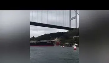 Buque de 200 metros se estrella contra una mansión histórica en Estambul (VIDEO 2)