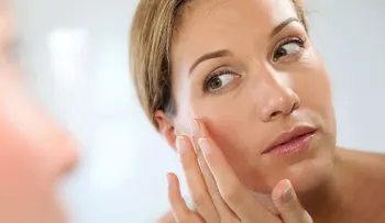Cuatro remedios naturales con miel para atenuar las arrugas