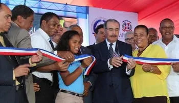 Presidente Medina entrega Liceo remozado en Vicente Noble
