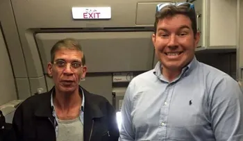 Hombre se tira selfie con secuestrador del avión Egypt Air