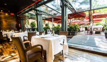 El impactante techo de la terraza de un restaurante en Grecia que hipnotiza a la redes