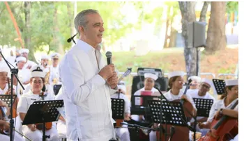 Abinader y Peña cantan villancicos en Santiago