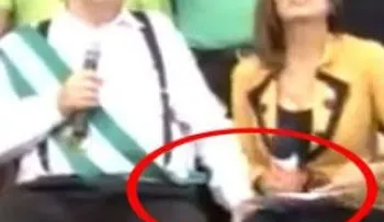 Alcalde agarra la pierna de una periodista en pleno acto institucional